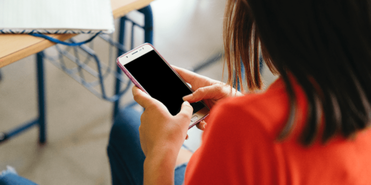 L’UNESCO CHIEDE DI METTERE AL BANDO GLI SMARTPHONE NELLE AULE SCOLASTICHE
