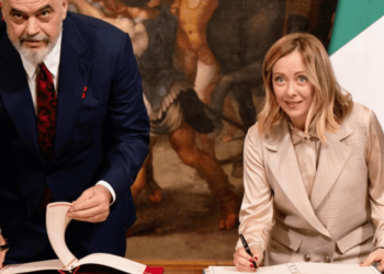 PARLIAMO DI ALBANIA