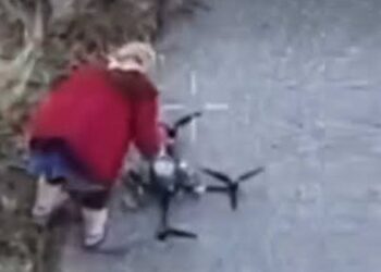 …E LA NONNETTA DISARMA IL DRONE KILLER