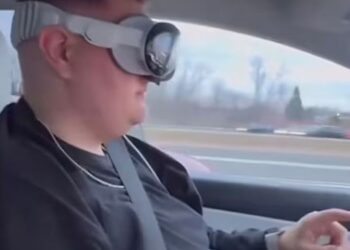L’IMBECILLITÀ DI ALCUNI GUIDATORI DI TESLA FA SCATTARE L’ALLARME