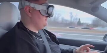 L’IMBECILLITÀ DI ALCUNI GUIDATORI DI TESLA FA SCATTARE L’ALLARME